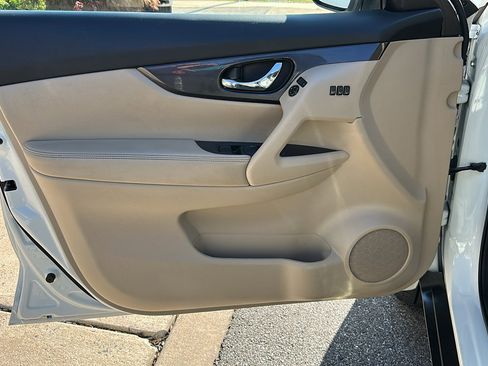 Used 2020 Nissan Rogue SV w/ Premium Package image 13