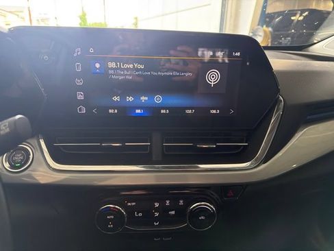 Used 2025 Chevrolet Trax LT FWD image 9