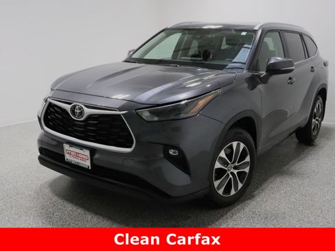 Used 2024 Toyota Highlander XLE image 2