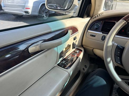 Used 2008 Lincoln Town Car Signature Limited image 8