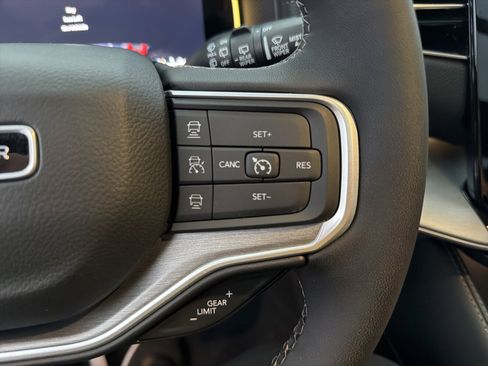 Used 2025 Jeep Wagoneer Series II image 35