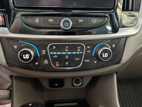 Used 2019 Chevrolet Traverse Premier w/ Driver Confidence II Package FWD image 26