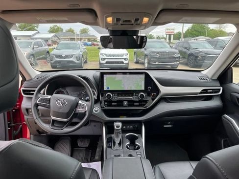 Used 2024 Toyota Highlander XLE AWD/4WD image 12