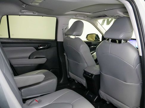 Used 2023 Toyota Highlander XLE AWD/4WD image 17