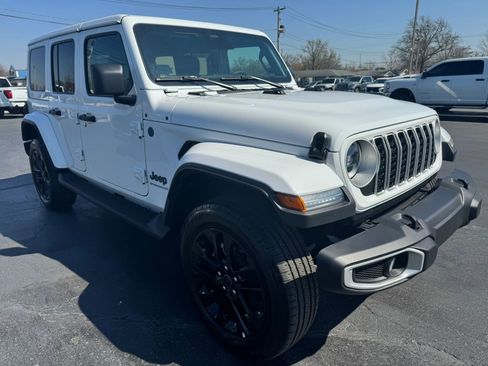 Used 2025 Jeep Wrangler Unlimited Sahara image 13