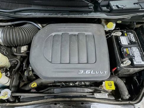 Used 2016 Chrysler Town & Country Touring-L w/ Driver Convenience Group image 30