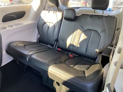 Used 2023 Chrysler Pacifica Touring-L image 29