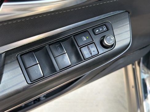 Used 2021 Toyota Venza Limited AWD/4WD image 14