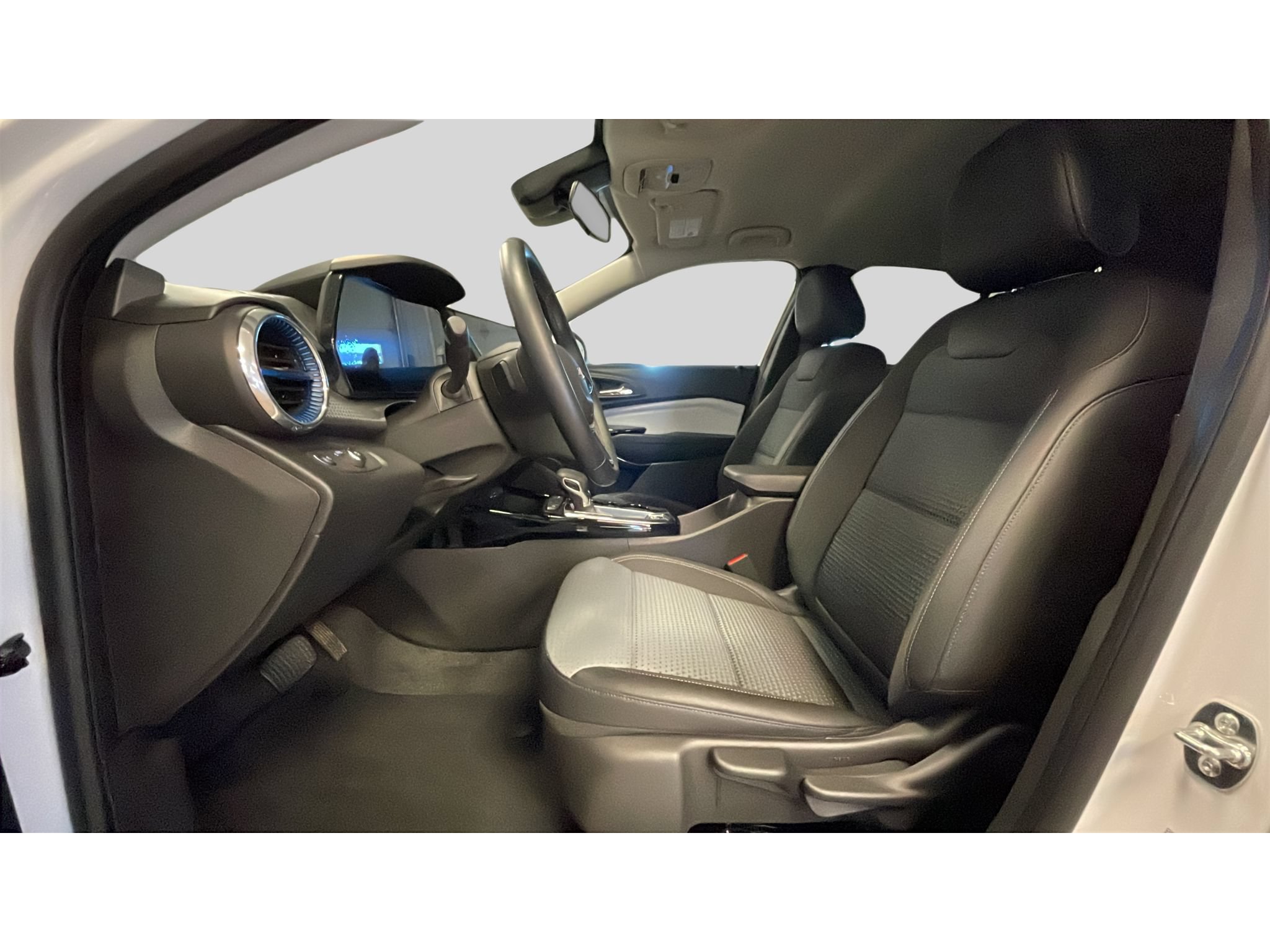 Used 2025 Chevrolet Trax LT w/ Driver Confidence Package FWD image 11