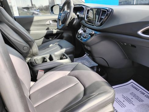 Used 2025 Chrysler Pacifica Select FWD image 12
