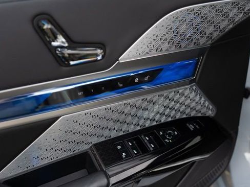 Used 2023 BMW 760i xDrive w/ Executive Package image 22