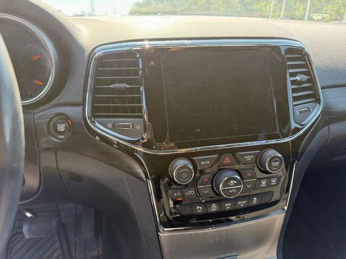 Used 2020 Jeep Grand Cherokee Laredo w/ 18" Wheel & 8.4" Radio Group image 17