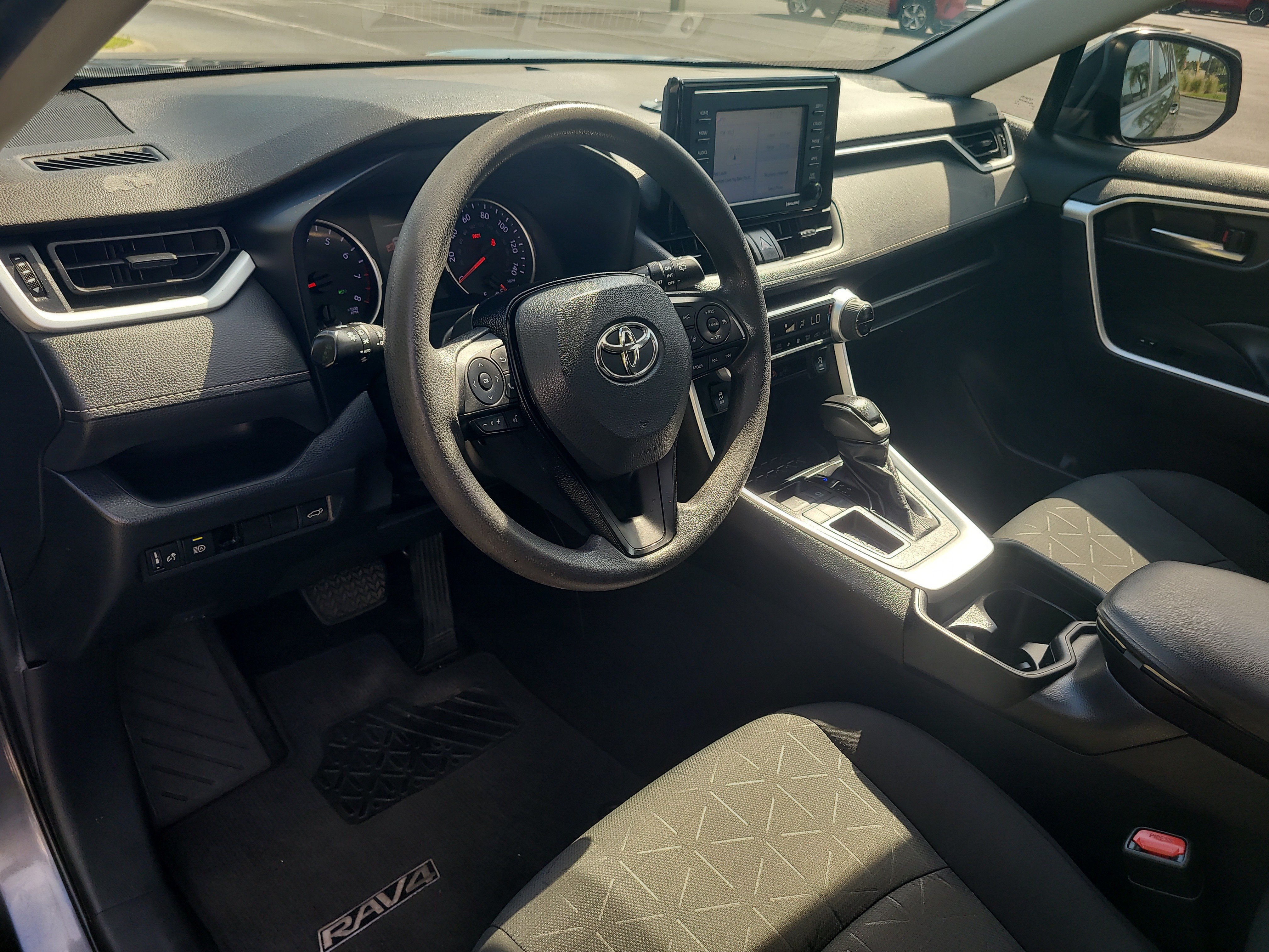 Used 2021 Toyota RAV4 XLE w/ Convenience Package FWD image 20