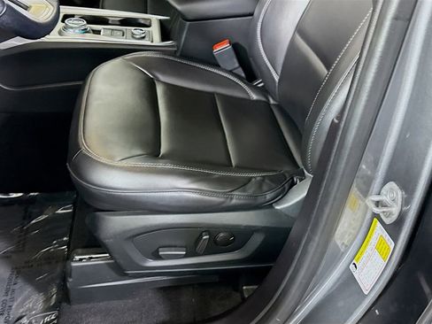 Used 2022 Ford Explorer XLT w/ Equipment Group 202A AWD/4WD image 23