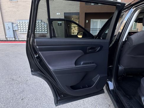 Used 2020 Toyota Highlander L image 24