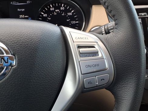 Used 2016 Nissan Rogue SL image 24