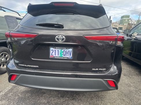 Used 2021 Toyota Highlander XLE AWD/4WD image 14