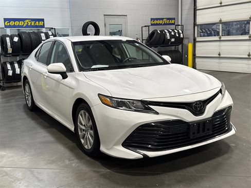 Used 2020 Toyota Camry LE image 3