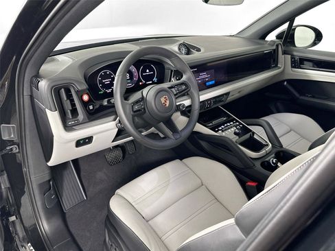 Certified 2025 Porsche Cayenne E-Hybrid AWD/4WD image 4