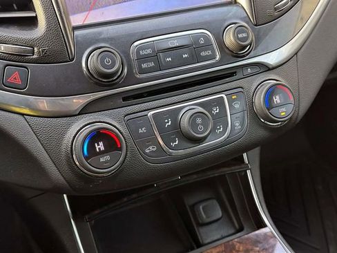 Used 2014 Chevrolet Impala LT w/ Convenience Package image 27