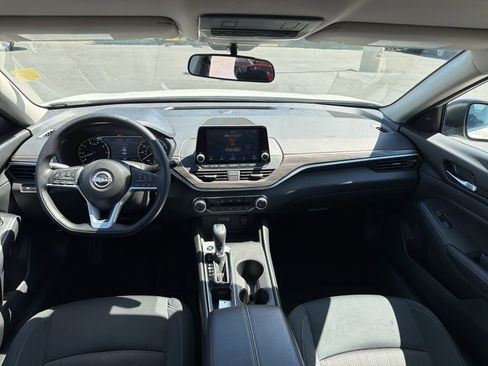 Used 2025 Nissan Altima 2.5 SV FWD image 11