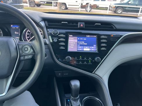 Used 2018 Toyota Camry LE image 20