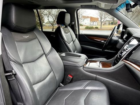 Used 2018 Cadillac Escalade ESV Luxury image 25