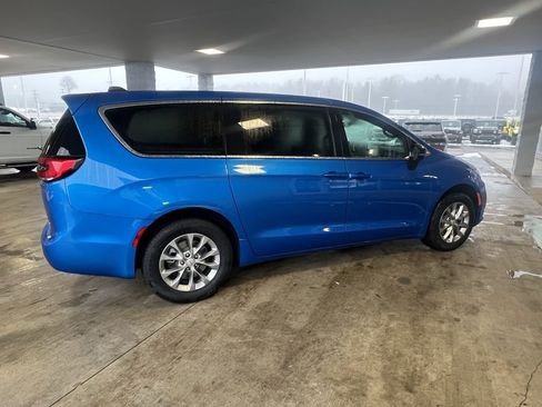 New 2026 Chrysler Pacifica Select image 23
