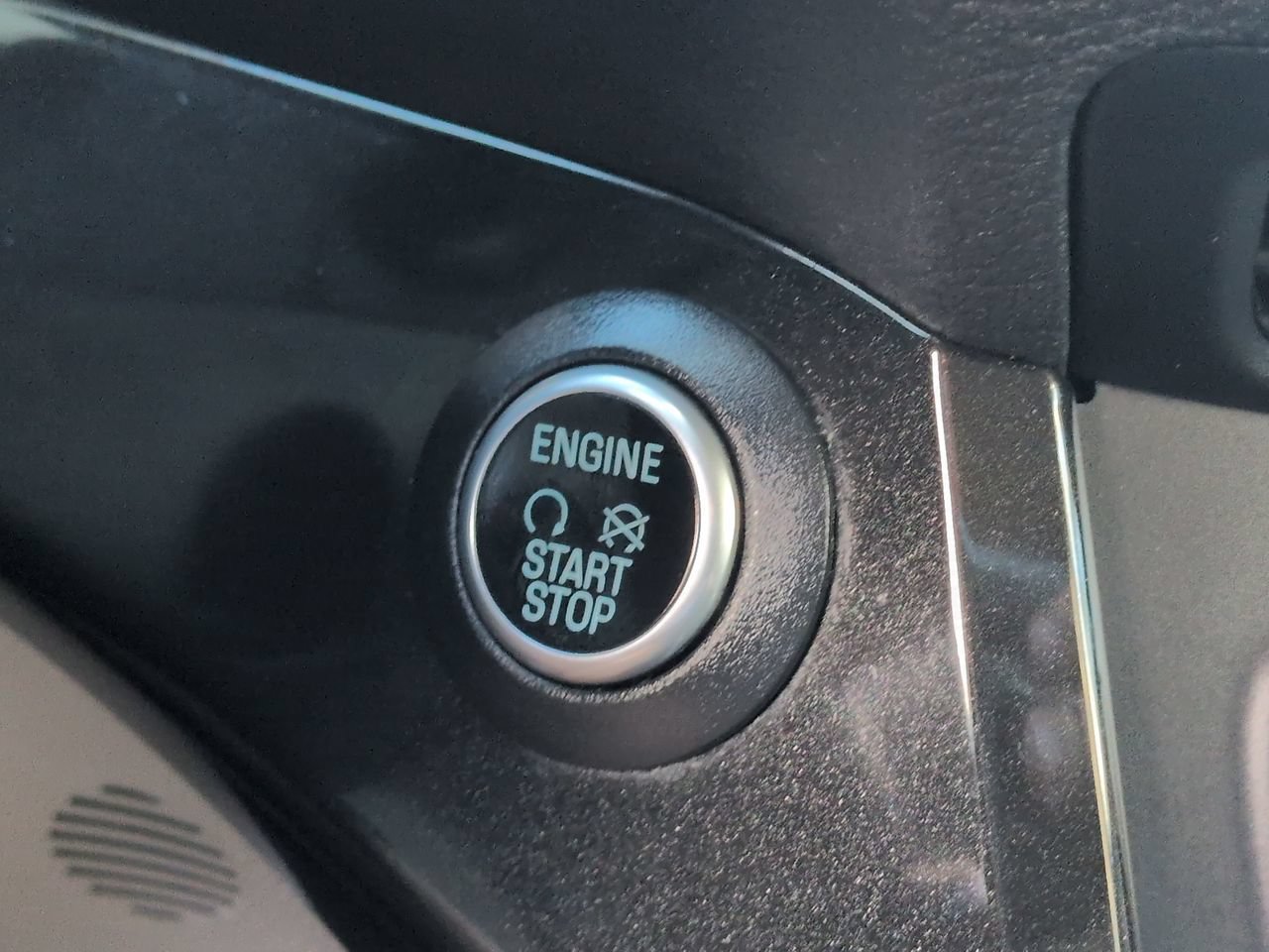 Used 2018 Ford Escape Titanium w/ Ford Safe & Smart Package FWD image 28
