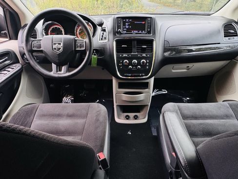 Used 2019 Dodge Grand Caravan SE w/ UConnect Hands-Free Group image 15