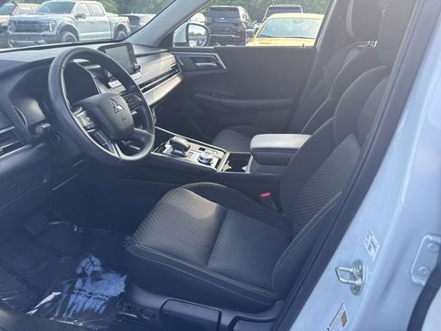 Used 2022 Mitsubishi Outlander ES FWD image 3