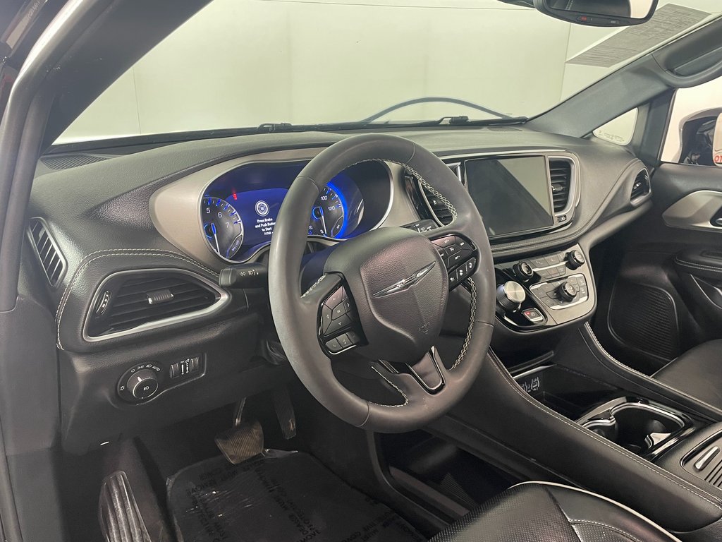 Used 2024 Chrysler Pacifica Limited w/ S Appearance Package FWD image 14