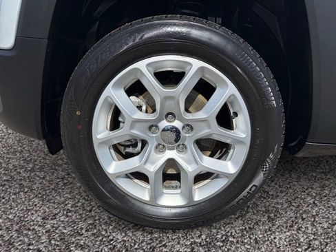 Used 2018 Jeep Renegade Latitude w/ Popular Equipment Group AWD/4WD image 14