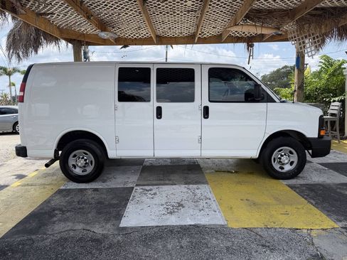 Used 2017 Chevrolet Express 2500 RWD image 4