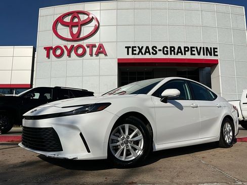 Used 2025 Toyota Camry LE image 2
