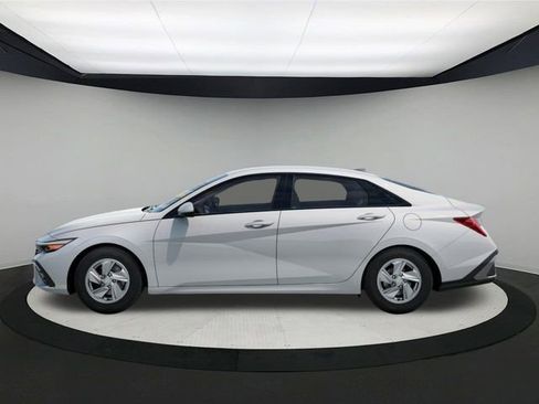 New 2025 Hyundai Elantra SE image 3