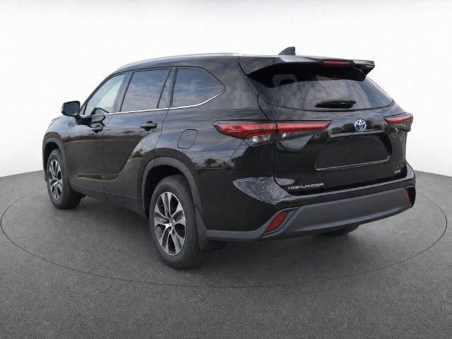 Used 2024 Toyota Highlander XLE FWD image 3