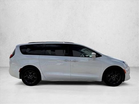 Used 2020 Chrysler Pacifica Touring-L Plus w/ Advanced Safetytec Group FWD image 5