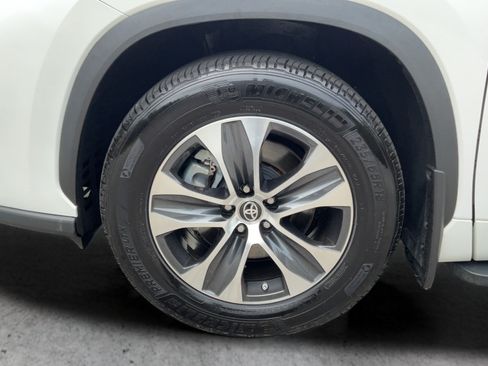 Used 2024 Toyota Highlander XLE FWD image 24