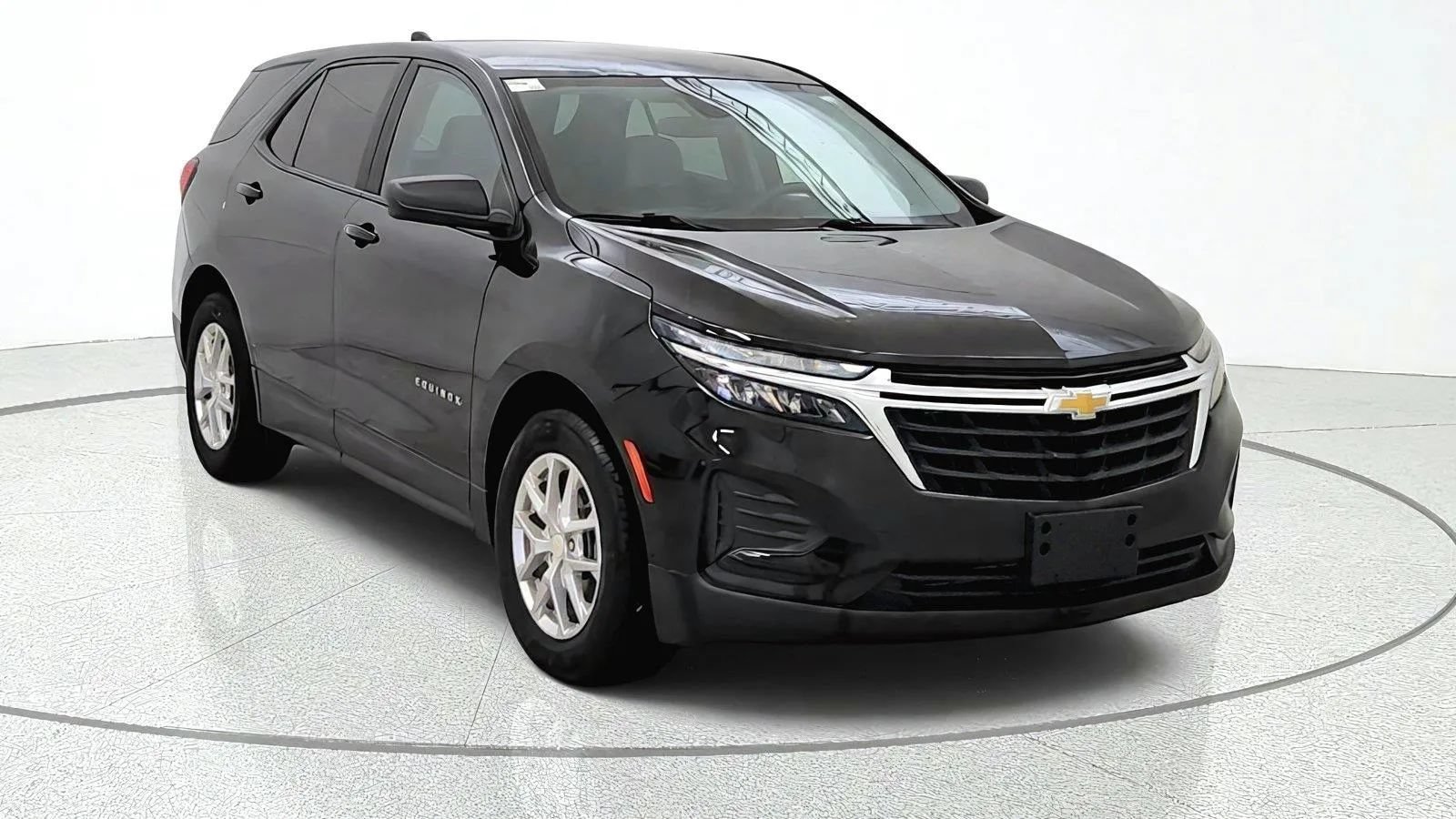 Used 2023 Chevrolet Equinox LS w/ LS Convenience Package FWD image 2