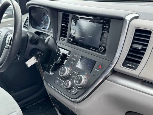 Used 2018 Toyota Sienna LE FWD image 5