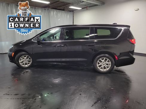 Used 2025 Chrysler Pacifica Select FWD image 5