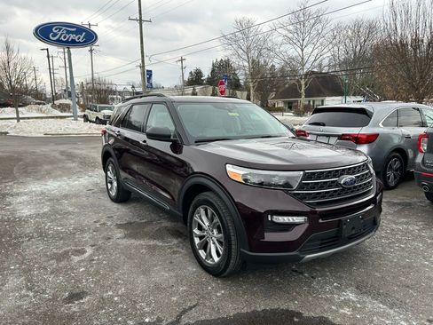 Certified 2022 Ford Explorer XLT w/ Equipment Group 202A image 3