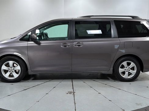 Used 2016 Toyota Sienna LE image 8