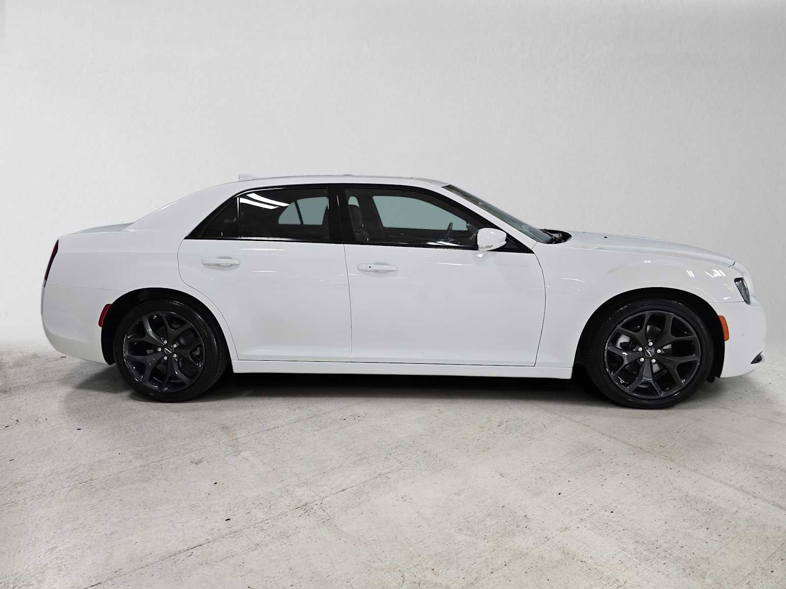 Used 2023 Chrysler 300 S RWD image 2