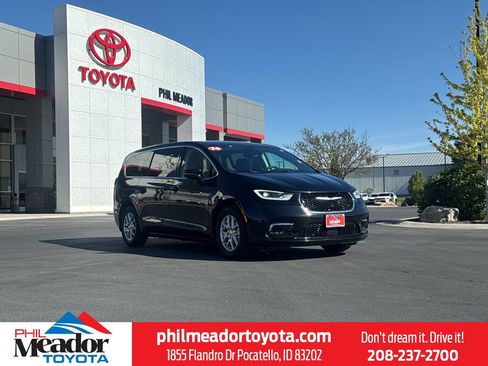 Used 2024 Chrysler Pacifica Touring-L FWD image 1