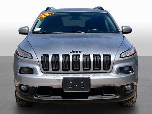 Used 2018 Jeep Cherokee Latitude w/ Altitude Package AWD/4WD image 3