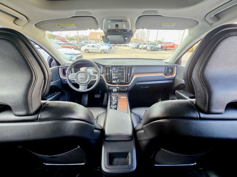 Used 2021 Volvo XC60 T5 Momentum w/ Premium Package image 2
