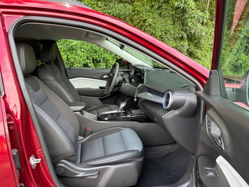 Used 2025 Chevrolet Trax LT FWD image 30