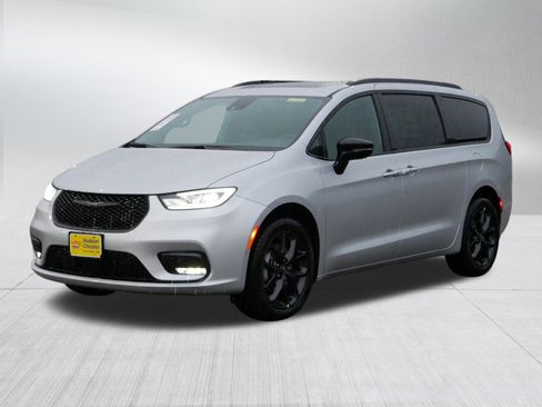 New 2026 Chrysler Pacifica Select w/ S Appearance Package image 4